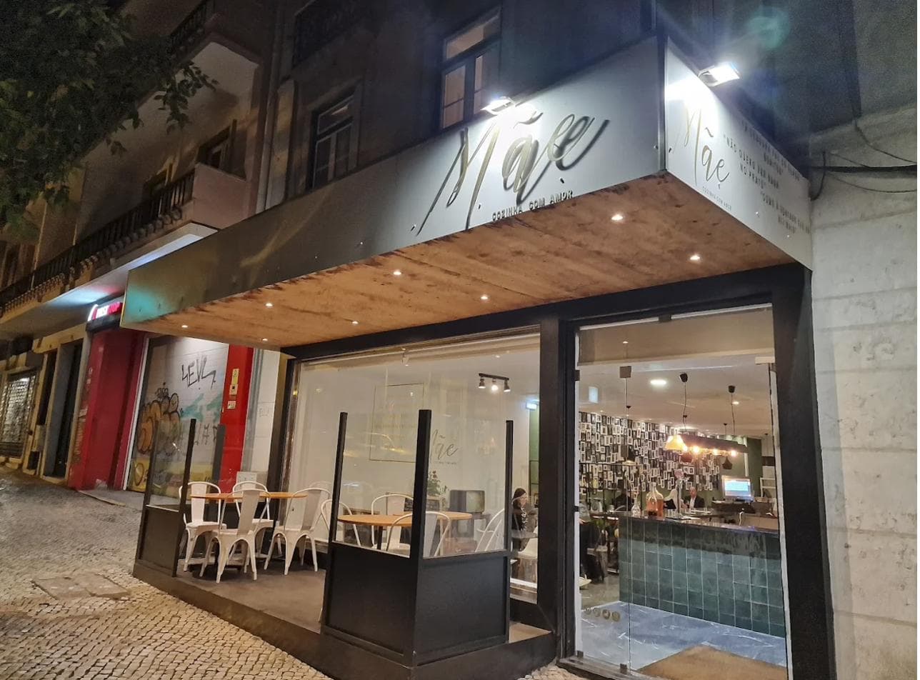 Fachada do Mãe Restaurante à noite, na Rua de Dona Estefânia