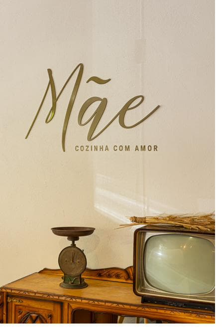 Sala do Mãe Restaurante com garrafeiras iluminadas na parede