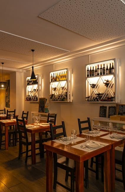 Sala do Mãe Restaurante com mesas postas e luz quente ao fim do dia