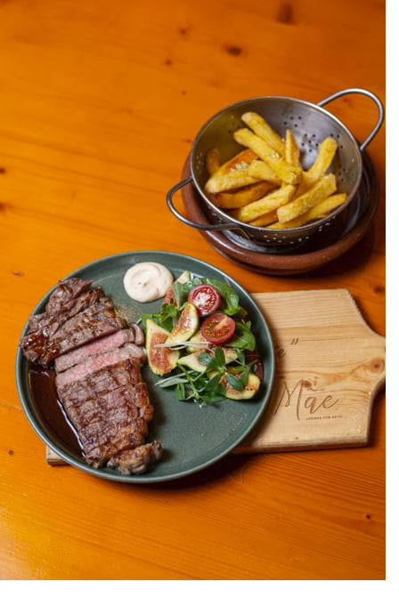Vazia grelhada no Josper com salada e batatas fritas